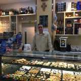 Ad accoglierci � il 42enne proprietario Michelangelo Martino. �Il luogo fu inaugurato nel 1959 da Giuseppe Sparacimino � spiega �. Mio padre Leonardo, lavorando come suo dipendente, apprese l�arte della pasticceria e nel 1990 gli fu dato in gestione il negozio�